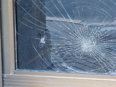 Wie Man Eine Zerbrochene Fensterscheibe Repariert